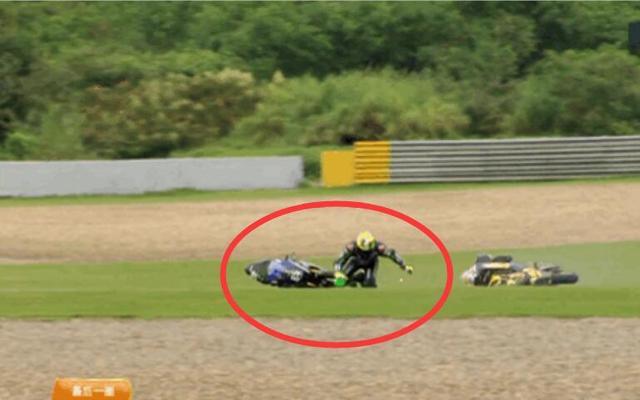 王一博|原因曝光！王一博摩托车赛摔倒，注意他的反应惹人心疼，没受伤拿奖近在咫尺