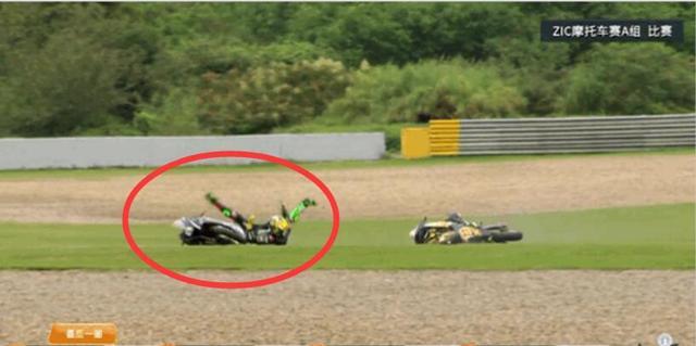 王一博|原因曝光！王一博摩托车赛摔倒，注意他的反应惹人心疼，没受伤拿奖近在咫尺