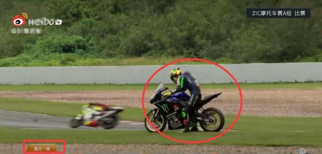 王一博|原因曝光！王一博摩托车赛摔倒，注意他的反应惹人心疼，没受伤拿奖近在咫尺