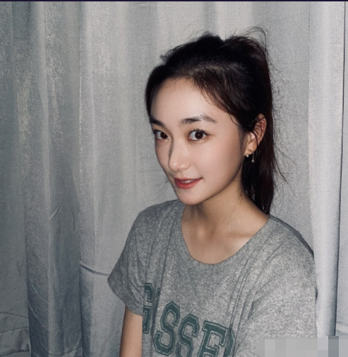 张子枫|北电实验班开通官博晒合照，孙俪妹妹穿姐姐品牌T恤，张子枫乖巧