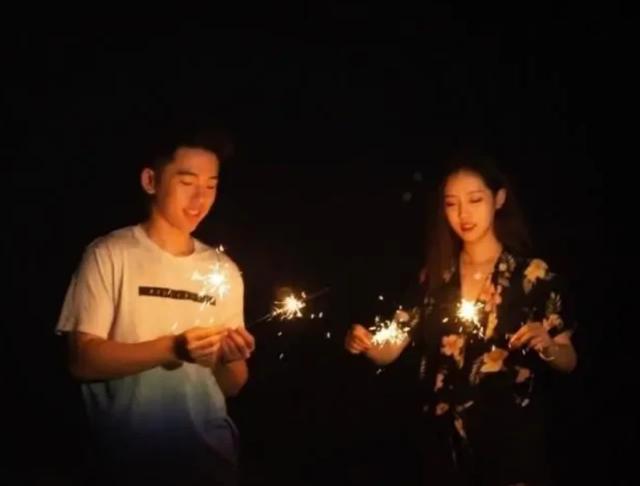 赵薇|赵薇继子官宣恋情，与女友秘密相恋一年多，女方曾因恋情脱粉鹿晗