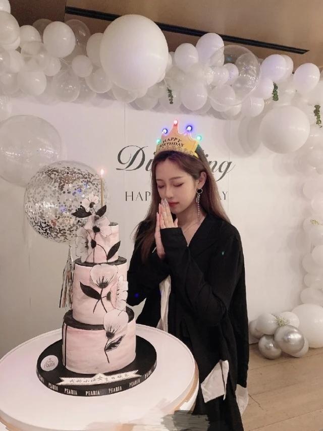 赵薇|赵薇继子官宣恋情，与女友秘密相恋一年多，女方曾因恋情脱粉鹿晗