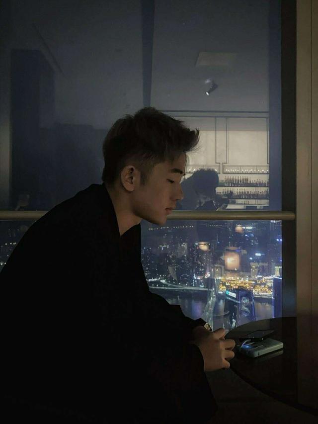 赵薇|赵薇继子官宣恋情，与女友秘密相恋一年多，女方曾因恋情脱粉鹿晗