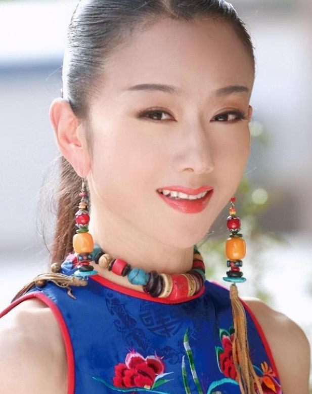 杨丽萍|她为舞蹈不吃米饭不生孩子，指甲护理一年18万！62岁活成这样