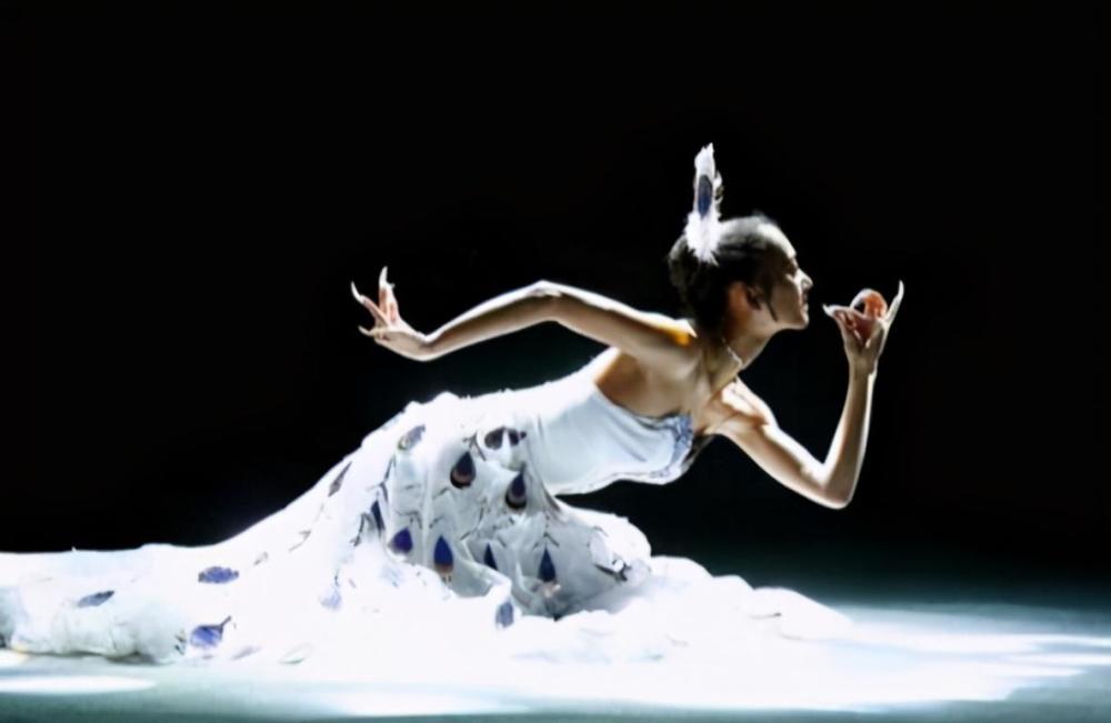 杨丽萍|她为舞蹈不吃米饭不生孩子，指甲护理一年18万！62岁活成这样