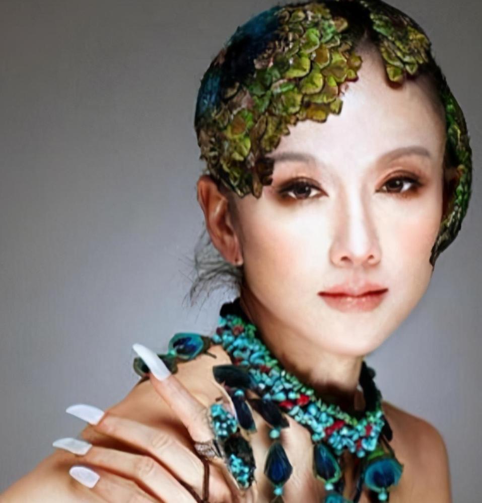 杨丽萍|她为舞蹈不吃米饭不生孩子，指甲护理一年18万！62岁活成这样