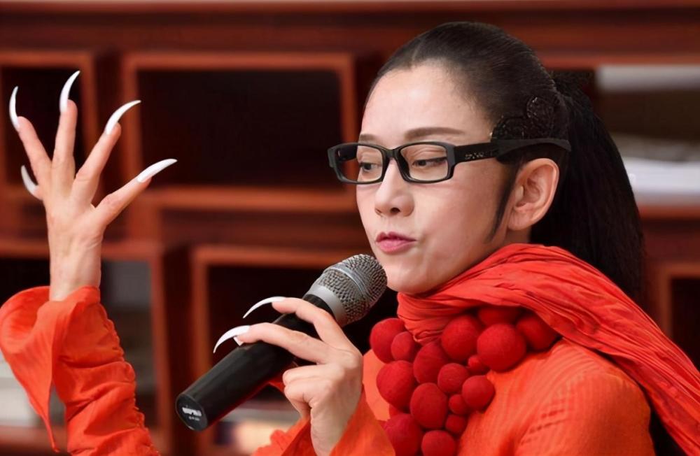 杨丽萍|她为舞蹈不吃米饭不生孩子，指甲护理一年18万！62岁活成这样