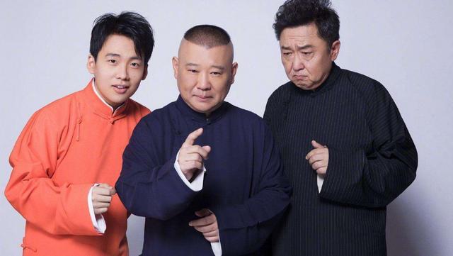 赵本山|赵本山外孙继承其事业！撞脸易烊千玺潮范足，带3位助理走路带风