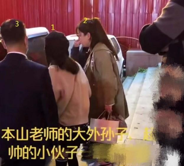 赵本山|赵本山外孙继承其事业！撞脸易烊千玺潮范足，带3位助理走路带风