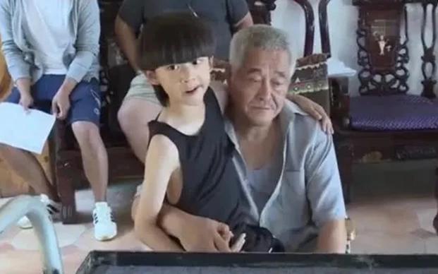 赵本山|赵本山外孙继承其事业！撞脸易烊千玺潮范足，带3位助理走路带风