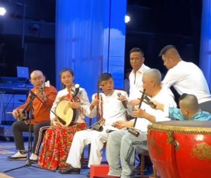 赵本山|赵本山外孙继承其事业！撞脸易烊千玺潮范足，带3位助理走路带风