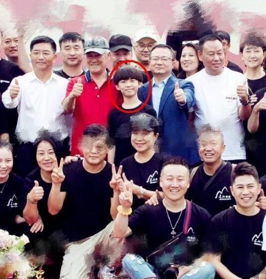 赵本山|赵本山外孙继承其事业！撞脸易烊千玺潮范足，带3位助理走路带风