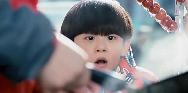 赵本山|赵本山外孙继承其事业！撞脸易烊千玺潮范足，带3位助理走路带风