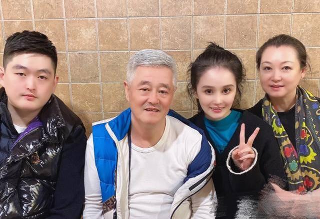 赵本山|赵本山外孙继承其事业！撞脸易烊千玺潮范足，带3位助理走路带风