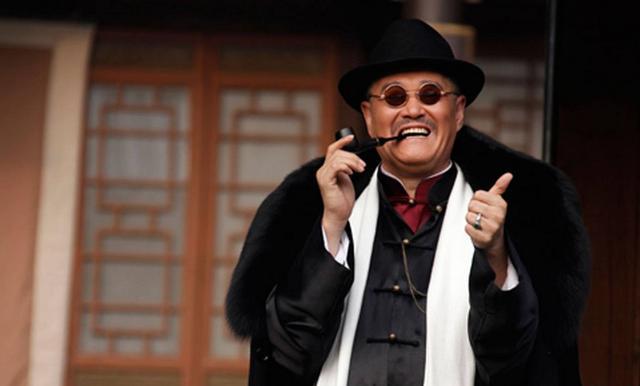 赵本山|赵本山外孙继承其事业！撞脸易烊千玺潮范足，带3位助理走路带风