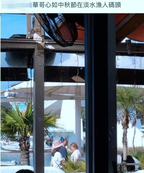 霍建华|霍建华林心如逛街被偶遇，被认出后大方祝福路人节日快乐，太甜！