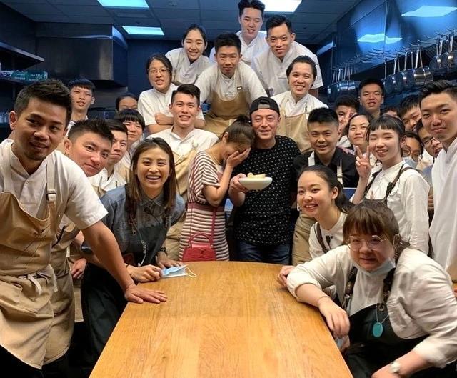 霍建华|霍建华林心如逛街被偶遇，被认出后大方祝福路人节日快乐，太甜！