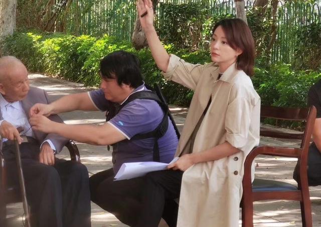 董卿|46岁董卿现身厦门录节目，操场秀高超柔韧度，伸腰压腿毫不费力