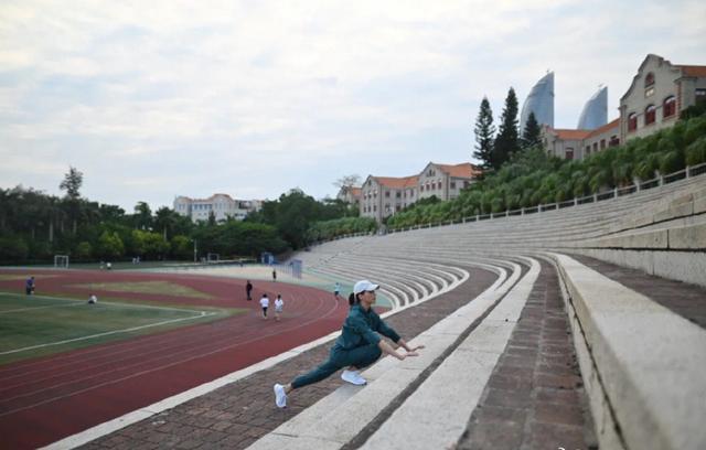 董卿|46岁董卿现身厦门录节目，操场秀高超柔韧度，伸腰压腿毫不费力