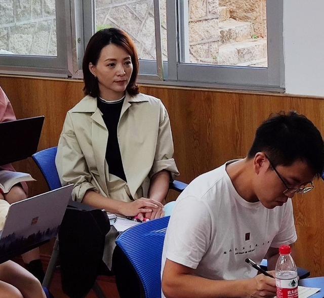 董卿|46岁董卿现身厦门录节目，操场秀高超柔韧度，伸腰压腿毫不费力