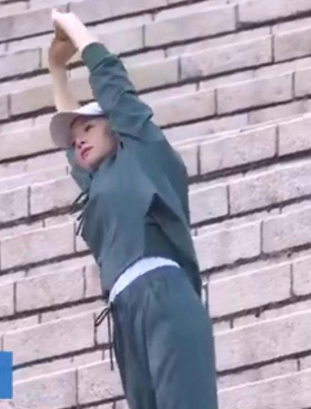 董卿|46岁董卿现身厦门录节目，操场秀高超柔韧度，伸腰压腿毫不费力