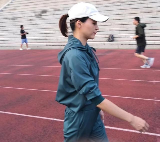 董卿|46岁董卿现身厦门录节目，操场秀高超柔韧度，伸腰压腿毫不费力