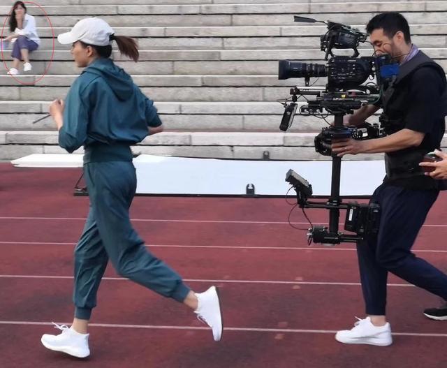 董卿|46岁董卿现身厦门录节目，操场秀高超柔韧度，伸腰压腿毫不费力