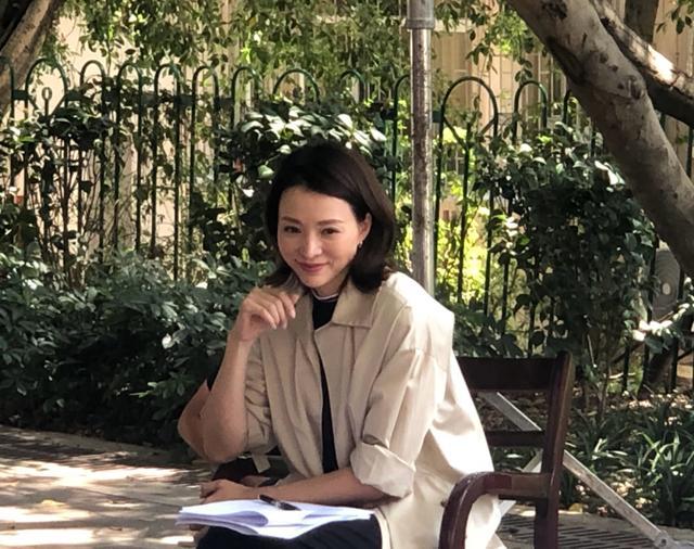 董卿|46岁董卿现身厦门录节目，操场秀高超柔韧度，伸腰压腿毫不费力