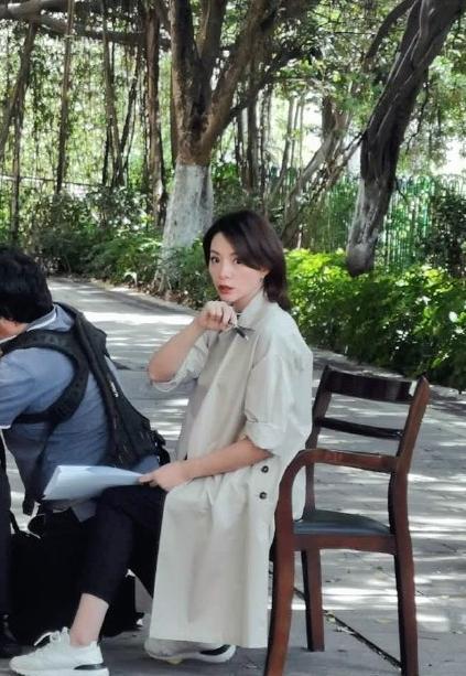 董卿|46岁董卿现身厦门录节目，操场秀高超柔韧度，伸腰压腿毫不费力