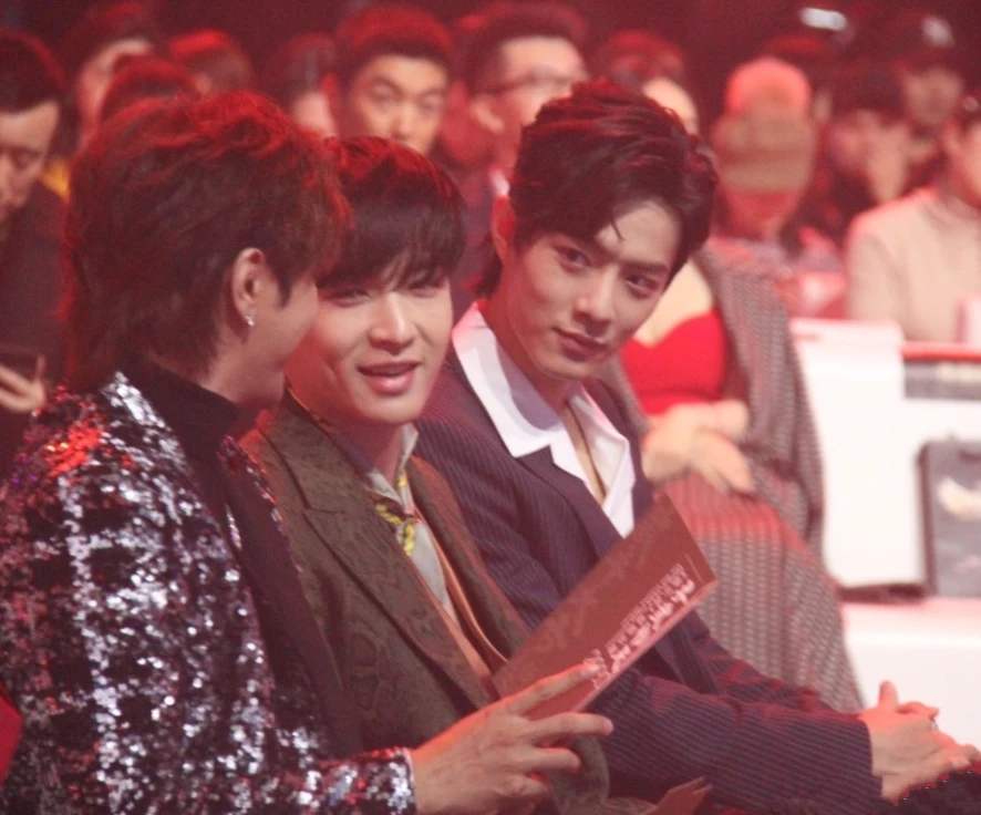 肖战张艺兴同岁不同命,一个岁月静好,一个惹是生非