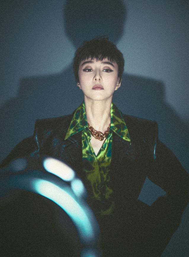 范冰冰|范冰冰再现范爷风采，以国际范强势复出，高调亮相英国杂志封面