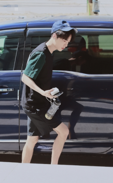 央视赞肖战为"正能量",穿粉色西装登台献唱,网友:老天喂饭吃