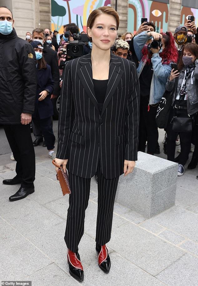 35岁"邦女郎" 蕾雅·赛杜亮相巴黎,男友款西装优雅帅气,艳压c罗女友