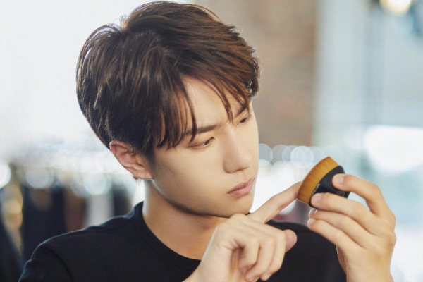 王一博|王一博比赛意外摔车，被强行超车失误倒地，对手反应惹怒粉丝！