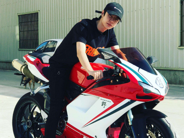 王一博|王一博比赛意外摔车，被强行超车失误倒地，对手反应惹怒粉丝！