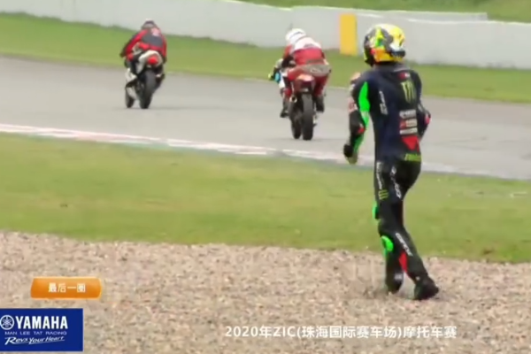 王一博|王一博比赛意外摔车，被强行超车失误倒地，对手反应惹怒粉丝！