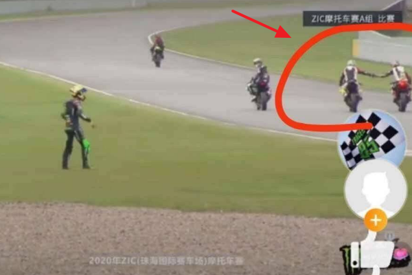 王一博|王一博比赛意外摔车，被强行超车失误倒地，对手反应惹怒粉丝！