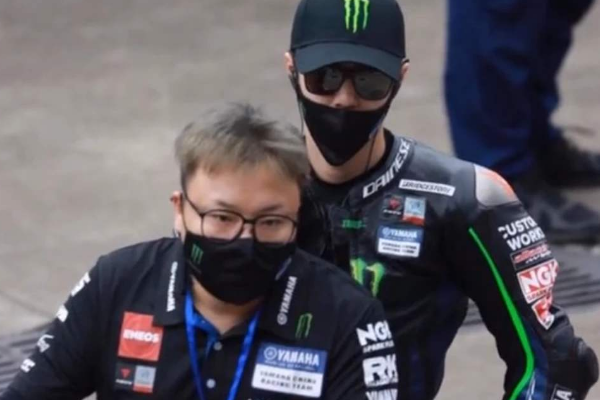 王一博|王一博比赛意外摔车，被强行超车失误倒地，对手反应惹怒粉丝！