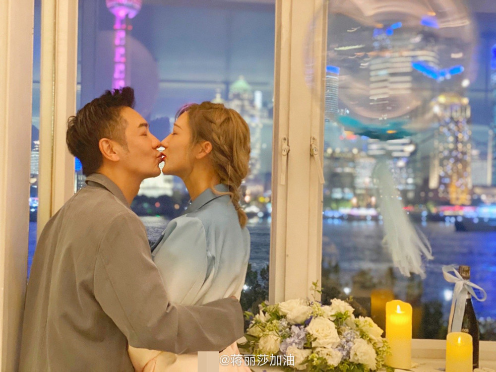 陈浩民|陈浩民生日派对超温馨，与蒋丽莎恩爱热吻，蔡少芬张晋全家送惊喜