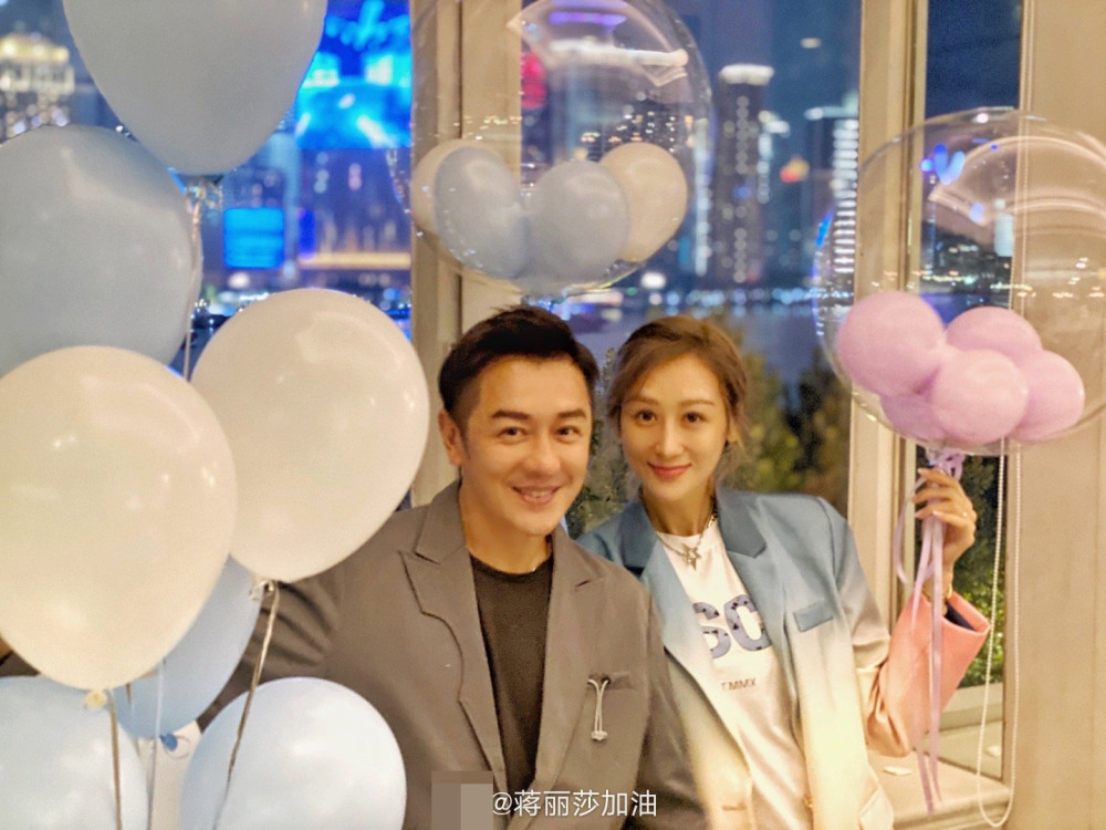 陈浩民|陈浩民生日派对超温馨，与蒋丽莎恩爱热吻，蔡少芬张晋全家送惊喜