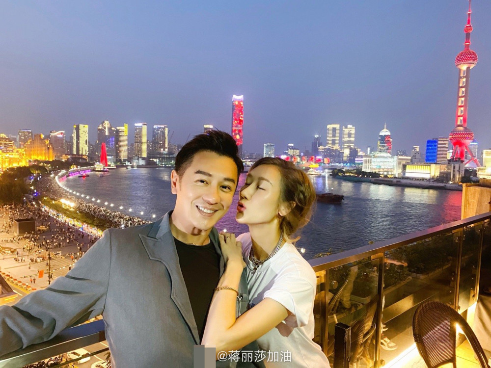 陈浩民|陈浩民生日派对超温馨，与蒋丽莎恩爱热吻，蔡少芬张晋全家送惊喜