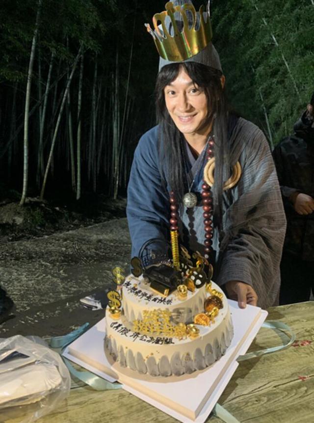 陈浩民|陈浩民生日派对超温馨，与蒋丽莎恩爱热吻，蔡少芬张晋全家送惊喜