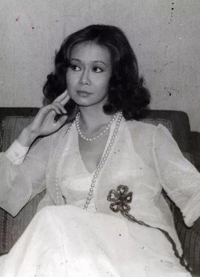 踢走黄霑前妻,百万买皮草,70岁穿露背装,林燕妮为何这么豪