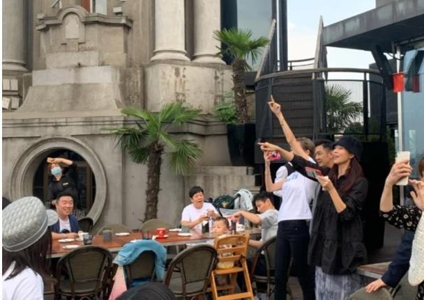 陈浩民|陈浩民生日派对超温馨，与蒋丽莎恩爱热吻，蔡少芬张晋全家送惊喜