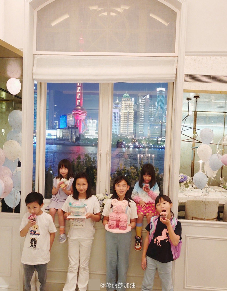 陈浩民|陈浩民生日派对超温馨，与蒋丽莎恩爱热吻，蔡少芬张晋全家送惊喜