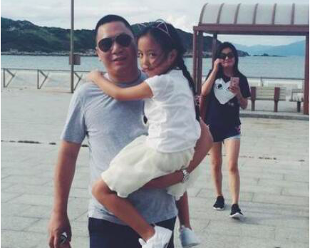 赵薇|赵薇也爱游客照，黄有龙老婆昔日与宠物合影，托腮蹲着还一脸开心