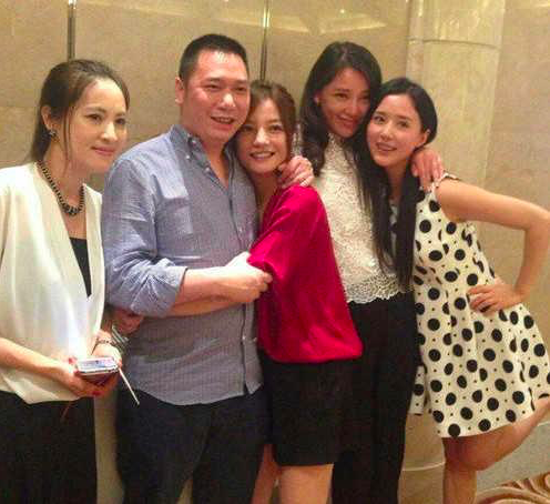 赵薇|赵薇也爱游客照，黄有龙老婆昔日与宠物合影，托腮蹲着还一脸开心