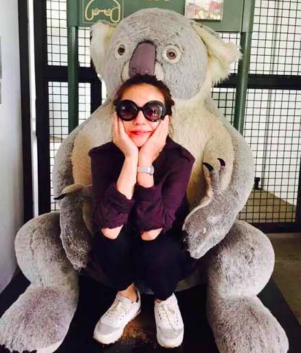 赵薇|赵薇也爱游客照，黄有龙老婆昔日与宠物合影，托腮蹲着还一脸开心