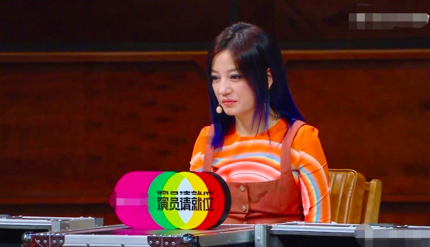 赵薇|赵薇也爱游客照，黄有龙老婆昔日与宠物合影，托腮蹲着还一脸开心