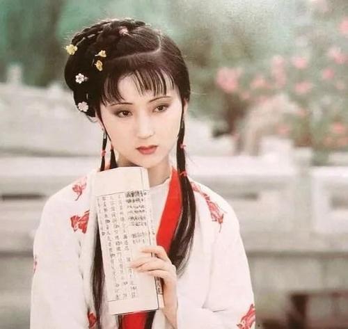 薛宝琴|大观园群芳争艳，为何还安排完美的宝琴出场，曹雪芹：宝琴是镜子